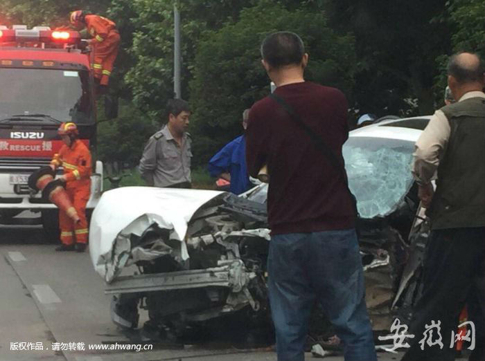 蚌埠轎車撞公交車 超大貨車時(shí)壓過中心黃線撞上