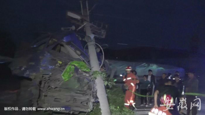 泗縣：半掛車發生車禍 連撞斷2棵樹和1根電線桿