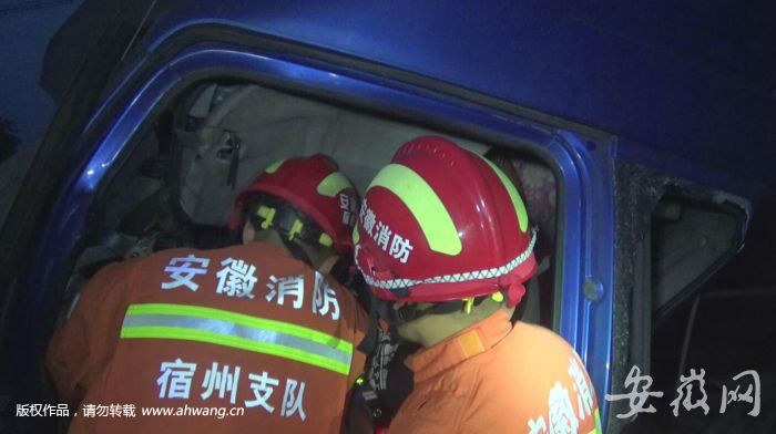 泗縣：半掛車發生車禍 連撞斷2棵樹和1根電線桿