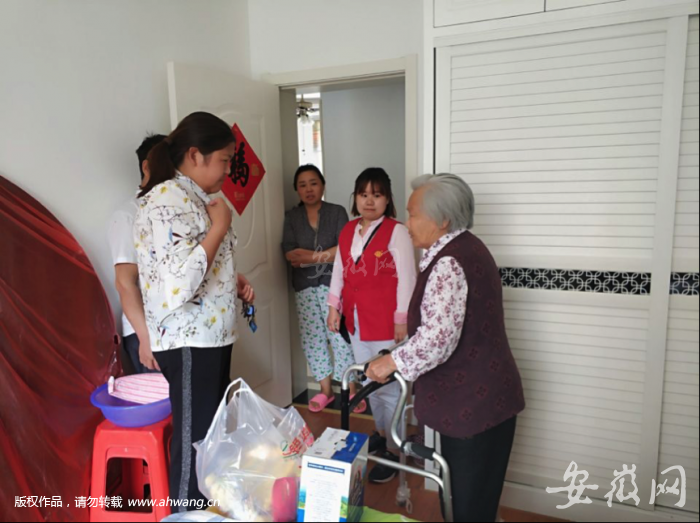 志愿者陪老人說話
