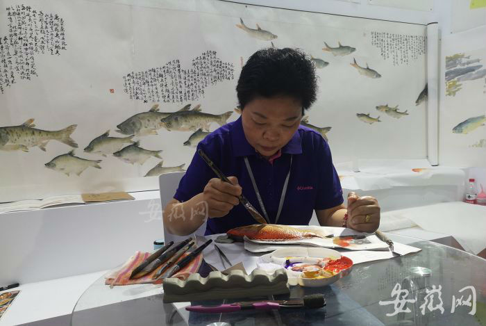 界首魚拓畫技藝達人進行現(xiàn)場創(chuàng)作。