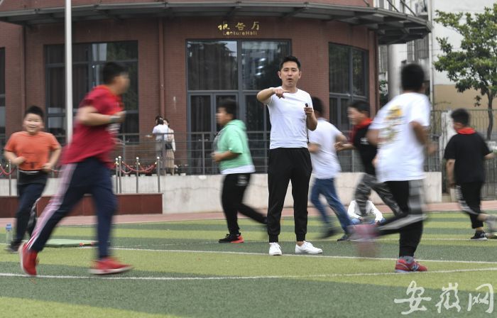 臨泉路第二小學(xué)，三點(diǎn)半課堂上的小胖墩訓(xùn)練營(yíng)，老師在指導(dǎo)孩子鍛煉 (1)