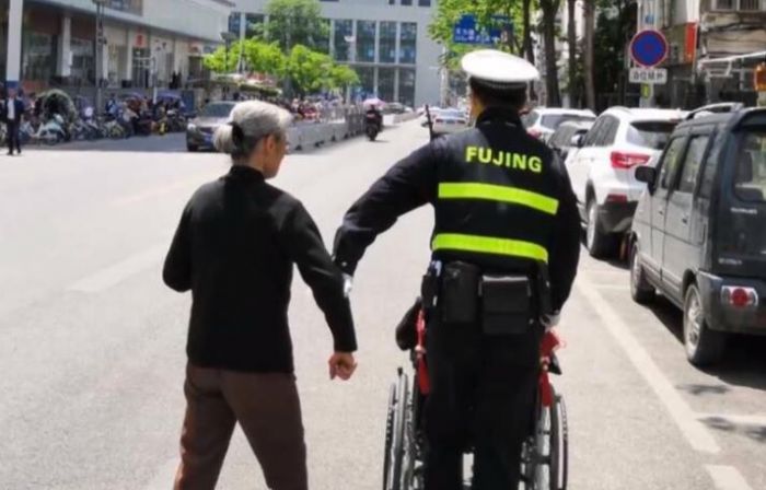合肥交警給一對陌生老夫妻做了一回“貼心兒子”