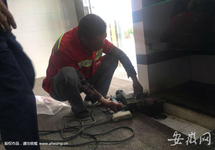 万元婚戒滑落洗手池 服务区破下水道帮寻回