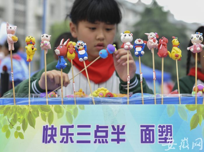 臨泉路第二小學(xué)，孩子們?cè)谌c(diǎn)半課堂上學(xué)習(xí)非遺面塑 (2)