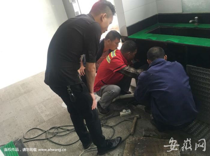 万元婚戒滑落洗手池 服务区破下水道帮寻回