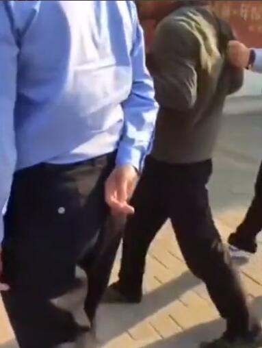 穿著衣服找衣服 亳州醉酒男大白天耍酒瘋