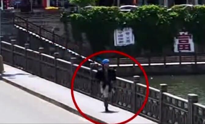 黄山聋哑外卖小哥跳河救落水老人 手语比划：她需要我