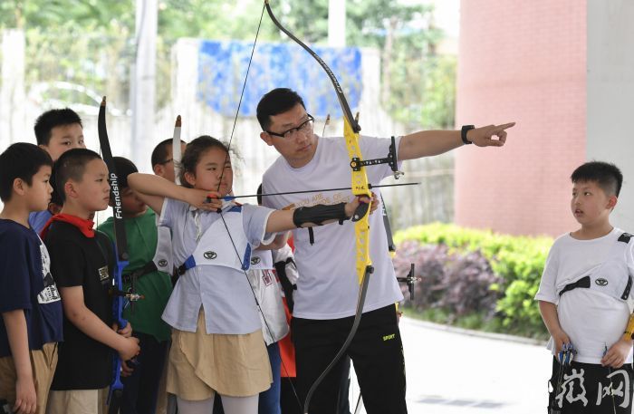 臨泉路第二小學(xué)，孩子們?cè)谌c(diǎn)半課堂上練習(xí)射箭 (2)