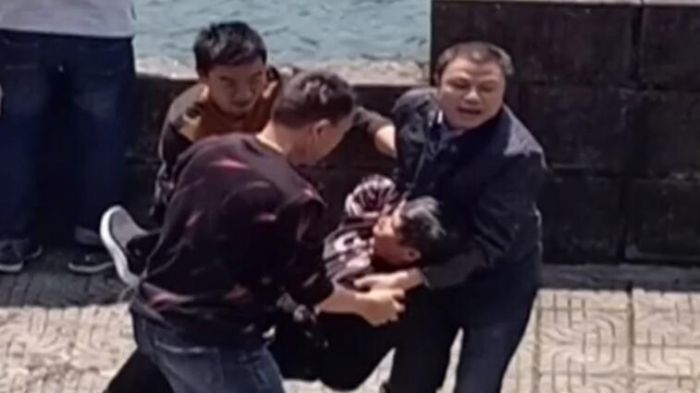 黄山聋哑外卖小哥跳河救落水老人 手语比划：她需要我
