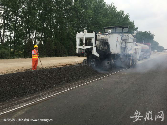 蕪合高速建設者搶抓晴好天氣展開路面施工