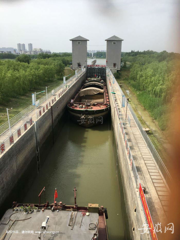 船舶有序驶过船闸，进入河道。