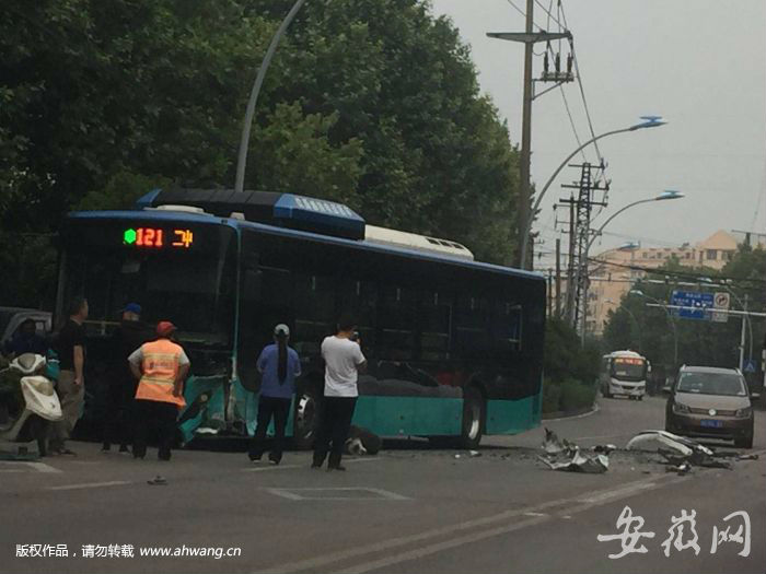 蚌埠轎車撞公交車 超大貨車時(shí)壓過中心黃線撞上