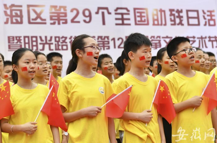 來自合肥38中的孩子們還集體表演了《我和我的祖國 》快閃活動