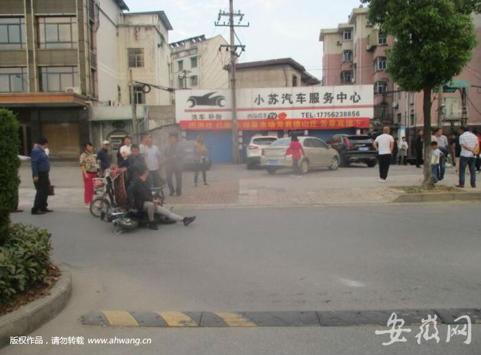 铜陵男子疲劳驾驶 油门当刹车撞倒电瓶车后冲上人行道