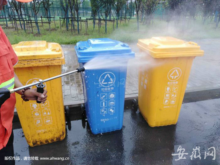 在高壓水槍的沖擊下，桶體逐漸恢復本色