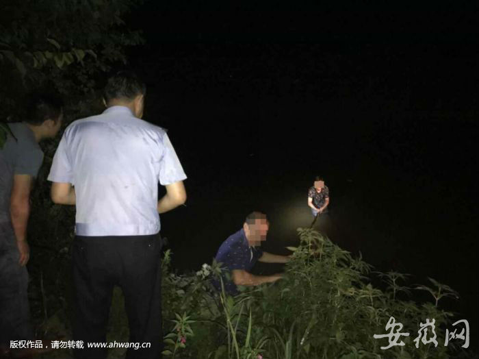 池州男子雨夜驾车冲入池塘 从车窗爬出站车顶呼救