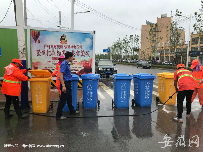 執法人員督促環衛工人逐一清洗垃圾桶