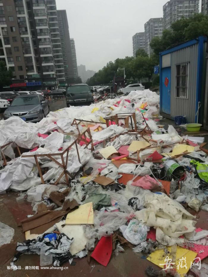 合肥一處廣場附近有不少裝修垃圾滯留。