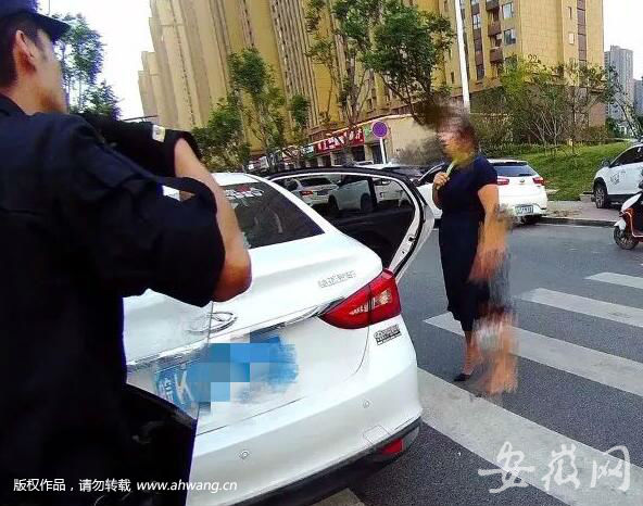 阜陽女子當(dāng)街自殘 特警奪刀救人被割斷手指血管