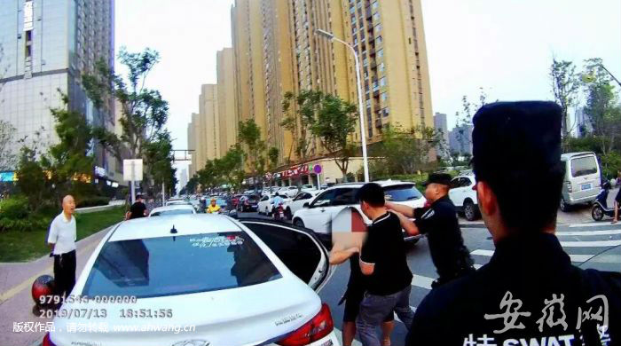 阜陽女子當(dāng)街自殘 特警奪刀救人被割斷手指血管