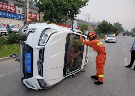 小轎車撞上護欄翻車 司機：不知道天窗開關 爬不出去