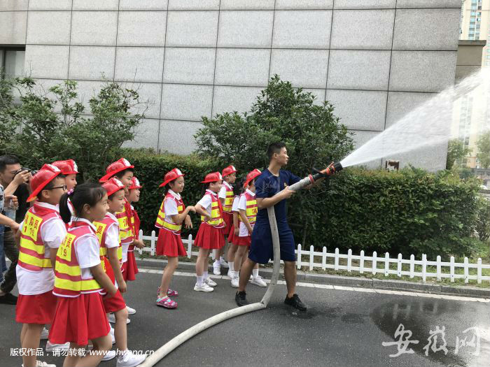 合肥安居苑小學二（3）班雛鷹小隊走進消防營區學知識