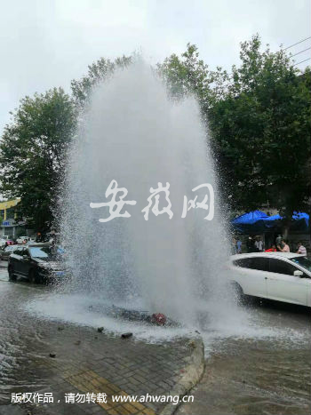 芜湖一辆公交车撞坏消防栓 小区门口成喷泉