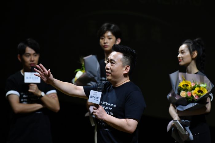 三位主演在合肥为《银河补习班》站台