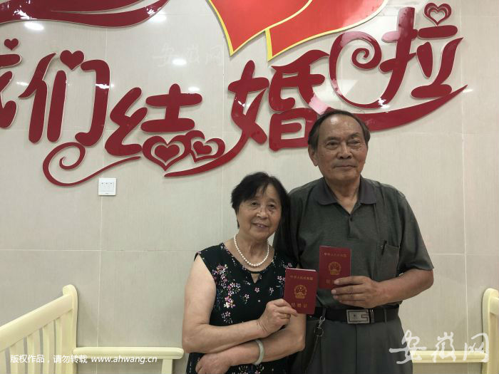 兩位老人拿著新的結婚證合影。 (2)