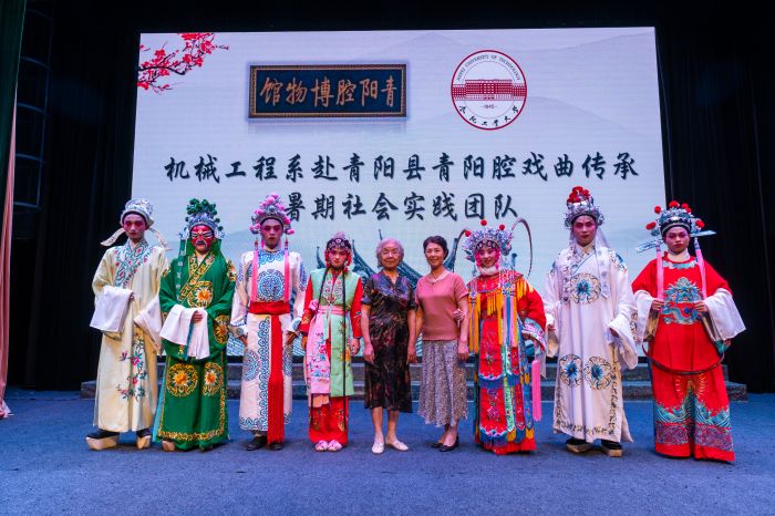 团队成员与江进、章秀兰老师剧照合影
