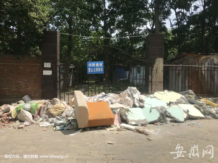 合肥一小区“黑灯瞎火”近1个月 物业：没钱交电费