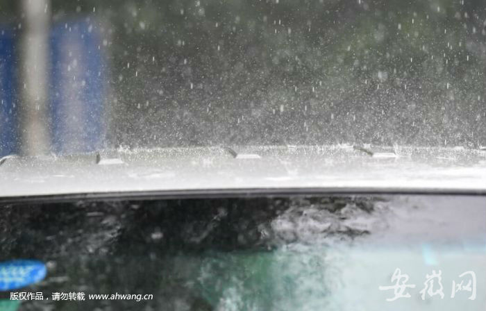 合肥市區雷聲轟鳴 暴雨如注