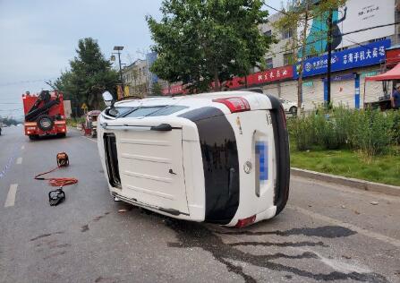 小轎車撞上護欄翻車 司機：不知道天窗開關 爬不出去