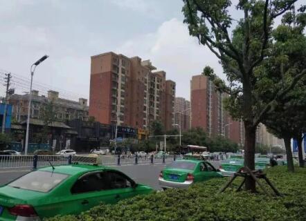 排長(zhǎng)隊(duì)停車載客 阜陽(yáng)35名的哥在同一地點(diǎn)違章被罰