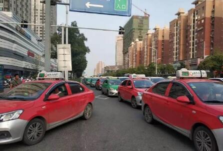 排長(zhǎng)隊(duì)停車載客 阜陽(yáng)35名的哥在同一地點(diǎn)違章被罰