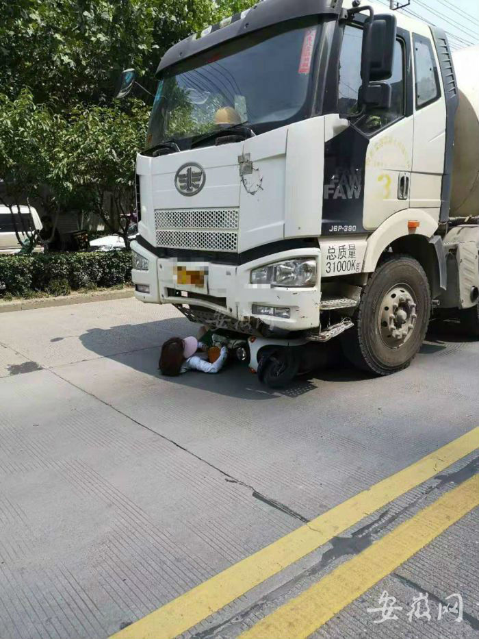 被卡在車下的江雪只受了點皮外傷。_meitu_1