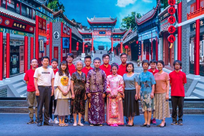 团队成员与青阳腔演员及工作人员合影