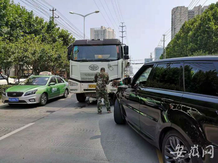 周先生駕車（右）將攪拌車攔下。 (2)