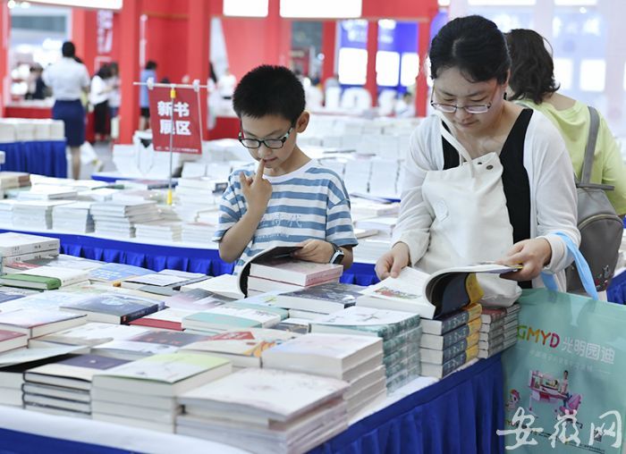 3 大人带着孩子在看书