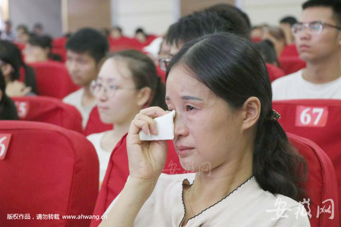 报告会现场一名女士被学生的励志故事感动落泪。