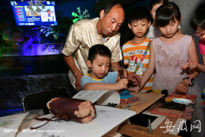 孩子在非遺老師的指導下制作木版水印畫
