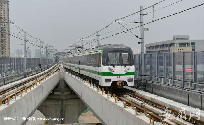 昨天，以綠色為主色調的列車在3號線高架段試運行。目前，3號線各項工程建設正處在攻堅收尾階段。
