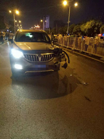女子小区门口过马路时被撞身亡 肇事司机涉嫌酒驾
