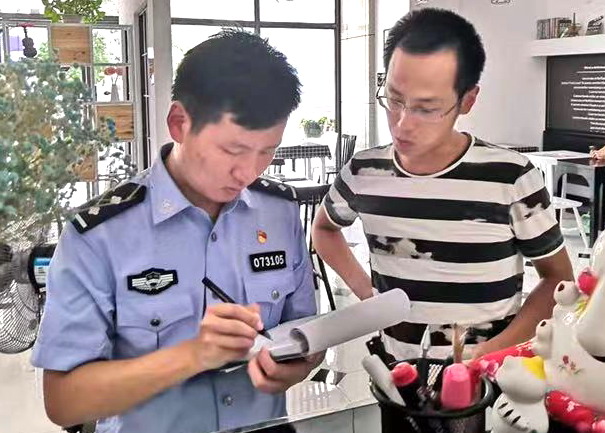 社區民警走訪轄區商鋪