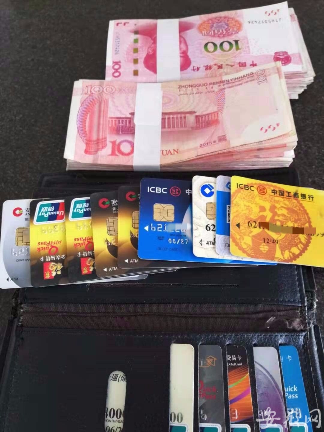看到副驾驶脚垫上有个不起眼的黄布手提袋,包里装有厚厚2沓百元现金