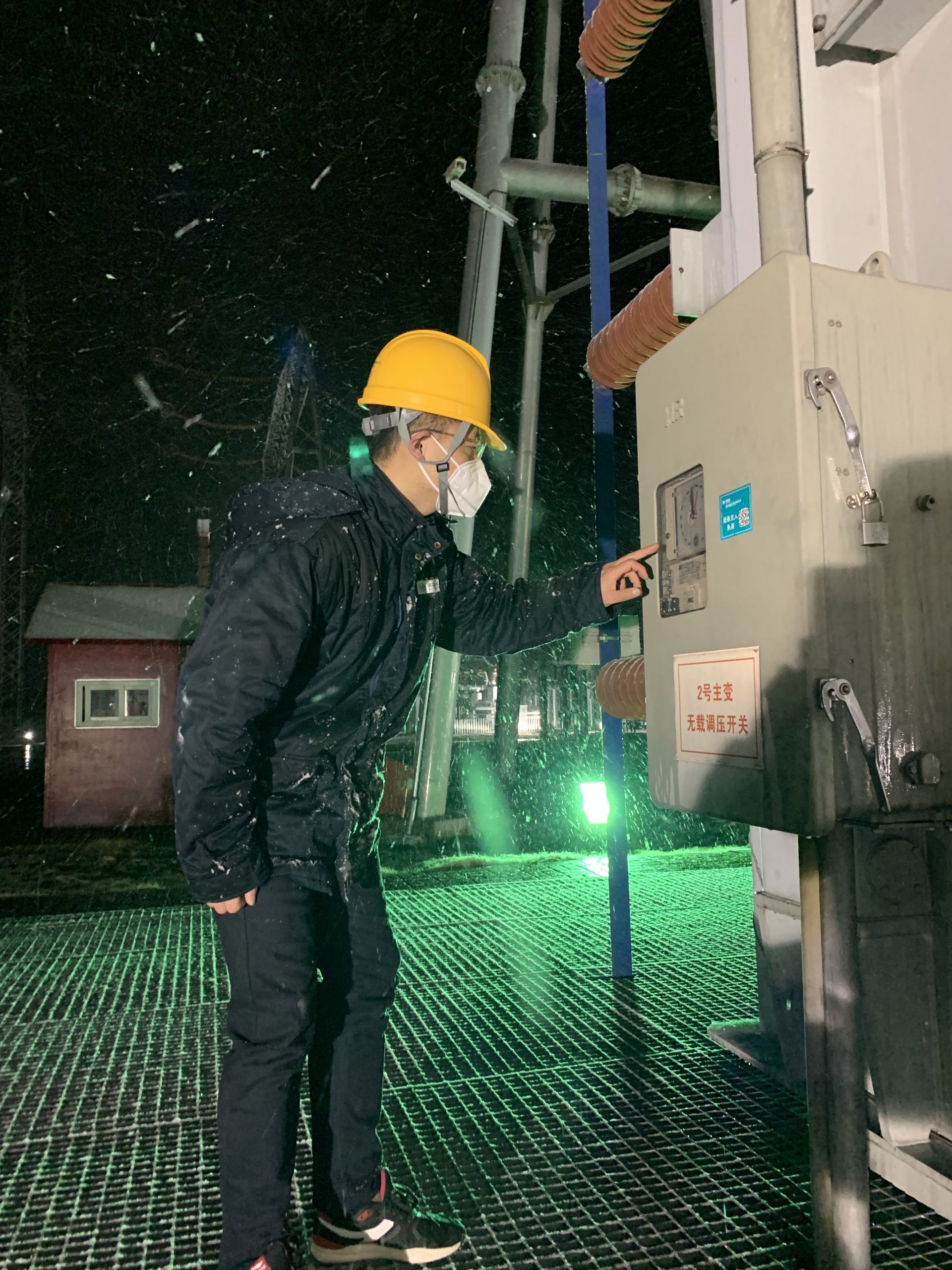 2月15日,安徽检修公司站内人员冒雪巡视设备(吴睿 纵汶静)