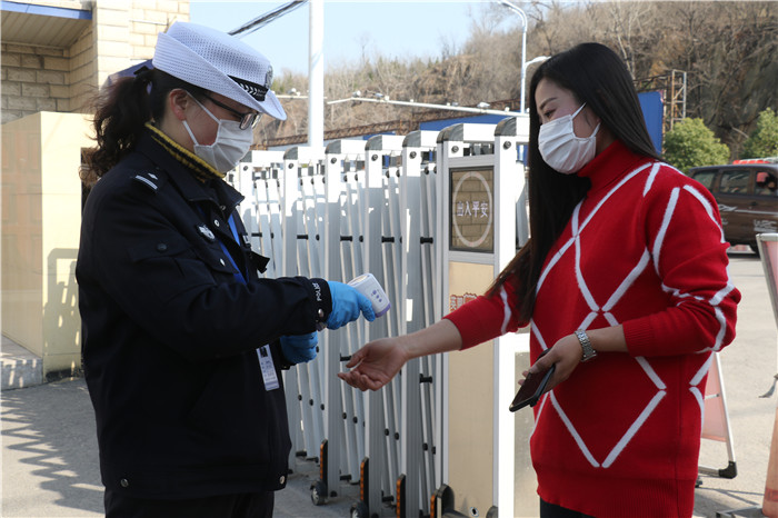 凤台县公安局交管大队车管所女民警赵新蕾是所里几名女辅警的姐姐,她