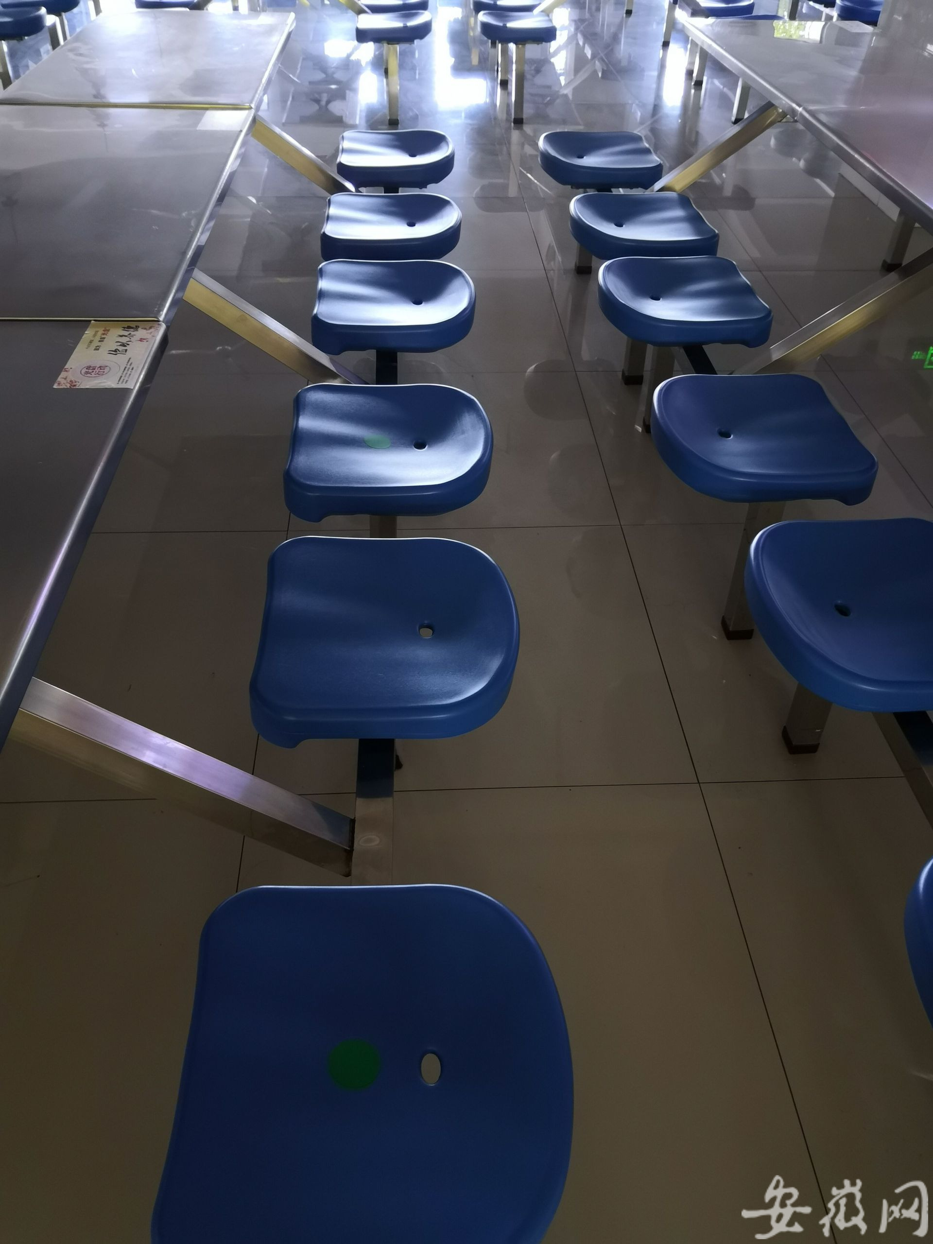 宣城中学明日启用红外测温仪 食堂餐椅贴上绿色标签