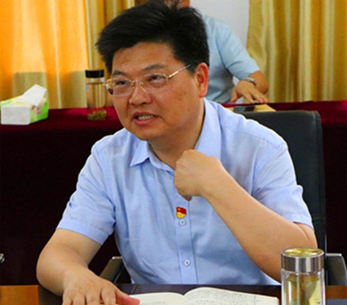 庐江县教体局局长徐晓兵"推门听课"谈课堂主阵地